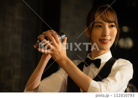 バーテンダーの女性 バーテンダーの女性 112810793