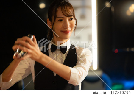 バーテンダーの女性　  112810794