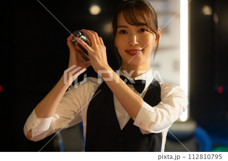 バーテンダーの女性　  112810795