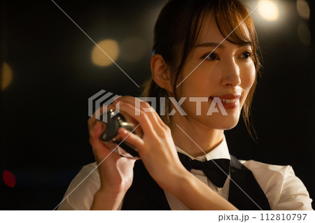 バーテンダーの女性　  112810797