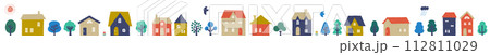 かわいいシンプルでカラフルな建物が並ぶ街並みのイラスト 112811029