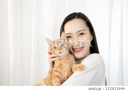 猫を抱いた女性 猫を抱いた女性 112811444