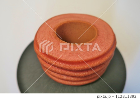 ピンク色のバウムクーヘン 112811892