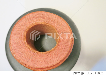 ピンク色のバウムクーヘン 112811893