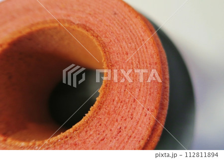 ピンク色のバウムクーヘン ピンク色のバウムクーヘン 112811894