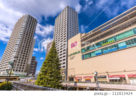 日本の相模原市都市景観 橋本駅前からタワーマンション群などを望む 日本の相模原市都市景観 橋本駅前からタワーマンション群などを望む 112813424