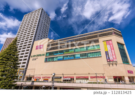 日本の相模原市都市景観　橋本駅前からタワーマンション群などを望む 112813425
