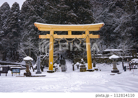 Gate of Togakushi Shrine at Nagano (Japan) in snowy winter. 112814110