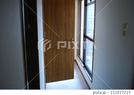 傾いた廊下の写真 傾いた廊下の写真 112817215