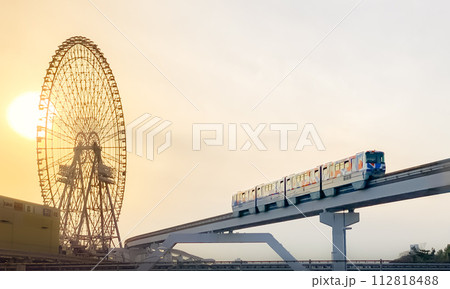 大阪モノレール号と大観覧車 オオサカホイールの夕景 大阪モノレール号と大観覧車 オオサカホイールの夕景 112818488