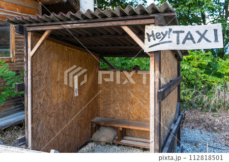 日本の山梨にある小さなタクシー乗り場の小屋 112818501