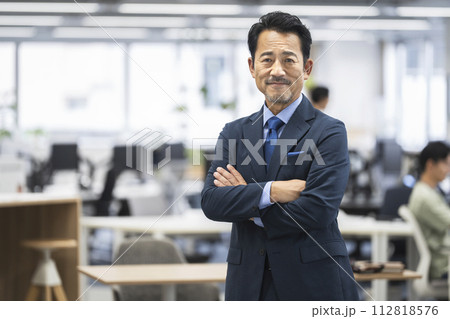カメラ目線で笑顔の50代半ばのビジネスマン 112818576