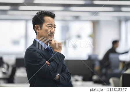 腕を組んで考える50代のビジネスマン 112818577