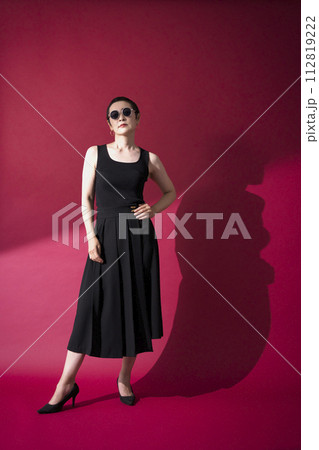 黒いワンピースの女性 黒いワンピースの女性 112819222