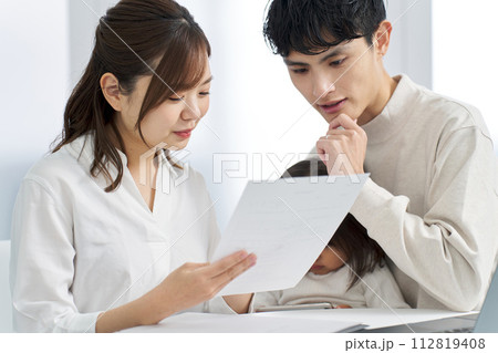 保険の加入を検討する家族 保険の加入を検討する家族 112819408