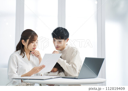 保険の加入を検討する家族 112819409