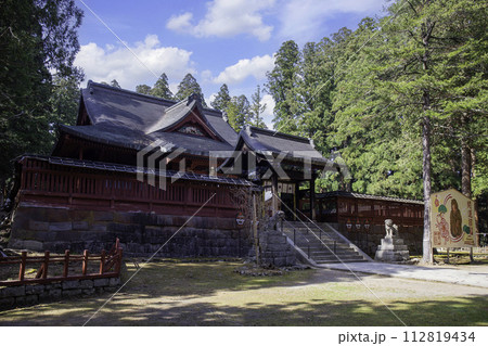 狛犬と中門と拝殿 112819434