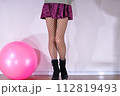 健康的な女性の美しい脚 112819493