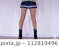 健康的な女性の美しい脚 112819496