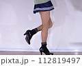 健康的な女性の美しい脚 112819497