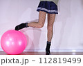 健康的な女性の美しい脚 112819499