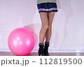 健康的な女性の美しい脚 112819500
