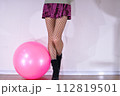 健康的な女性の美しい脚 112819501