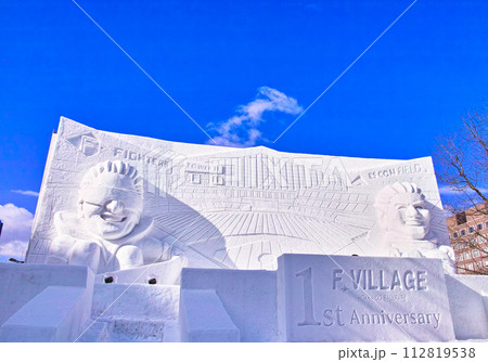 青空が見えた札幌雪まつり、アニメキャラクターの雪像 112819538