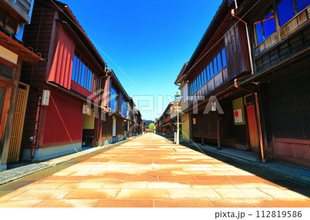 【石川県】快晴の金沢（ひがし茶屋街）　 112819586