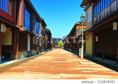 【石川県】快晴の金沢（ひがし茶屋街）　 112819587