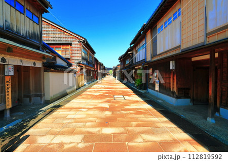 【石川県】快晴の金沢（ひがし茶屋街）　 112819592