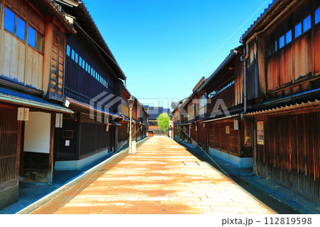 【石川県】快晴の金沢（ひがし茶屋街）　 112819598