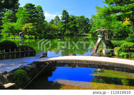 【石川県】快晴の兼六園　徽軫灯籠 112819910
