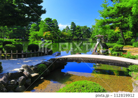 【石川県】快晴の兼六園　徽軫灯籠 112819912