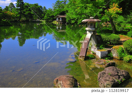 【石川県】快晴の兼六園　徽軫灯籠 112819917