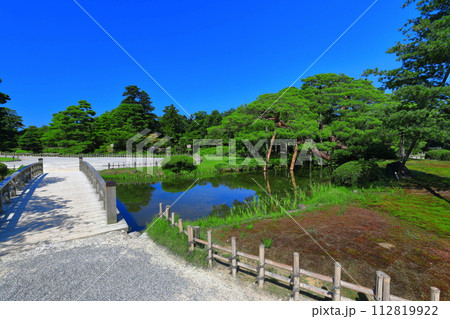 【石川県】快晴の兼六園（雪吊唐崎松） 112819922