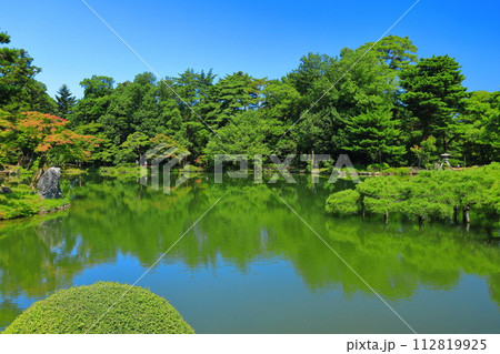 【石川県】快晴の兼六園（霞ヶ池） 112819925