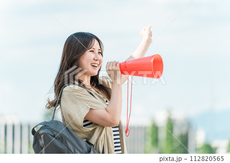 青空の下でメガホンで応援・声援・エールを送る若いアジア人女性・大学生・高校生・学生 青空の下でメガホンで応援・声援・エールを送る若いアジア人女性・大学生・高校生・学生 112820565