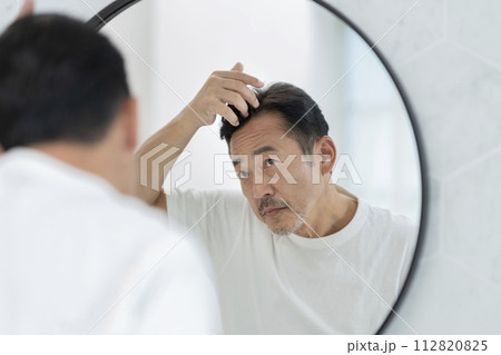 髪の生え際が気になる50代半ばの男性　髪の悩み　イメージ 112820825