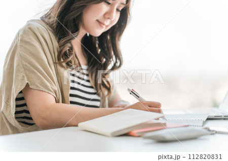 大学・学校で楽しい講義・授業を受ける大学生・女子大生(高校生・学生・塾・予備校) 大学・学校で楽しい講義・授業を受ける大学生・女子大生(高校生・学生・塾・予備校) 112820831