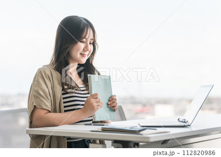 大学・学校で楽しい講義・授業を受ける大学生・女子大生（高校生・学生・塾・予備校） 112820986