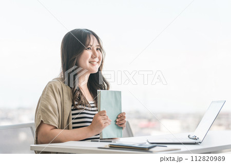 大学・学校で楽しい講義・授業を受ける大学生・女子大生（高校生・学生・塾・予備校） 112820989