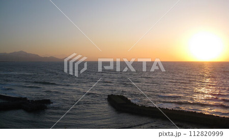 海に沈む夕日 112820999