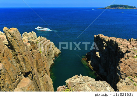 【福井県】晴天下の東尋坊と雄島(越前海岸) 【福井県】晴天下の東尋坊と雄島(越前海岸) 112821635
