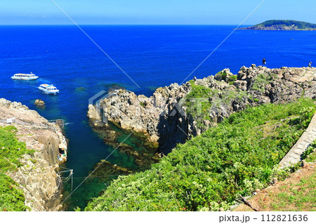 【福井県】晴天下の東尋坊と雄島(越前海岸) 【福井県】晴天下の東尋坊と雄島(越前海岸) 112821636