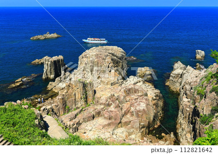 【福井県】晴天下の東尋坊（越前海岸） 112821642