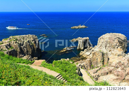 【福井県】晴天下の東尋坊（越前海岸） 112821643