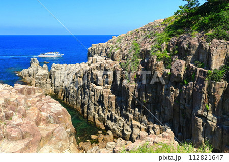 【福井県】晴天下の東尋坊（越前海岸） 112821647