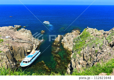 【福井県】晴天下の東尋坊（越前海岸） 112821648