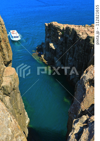 【福井県】晴天下の東尋坊（越前海岸） 112821655